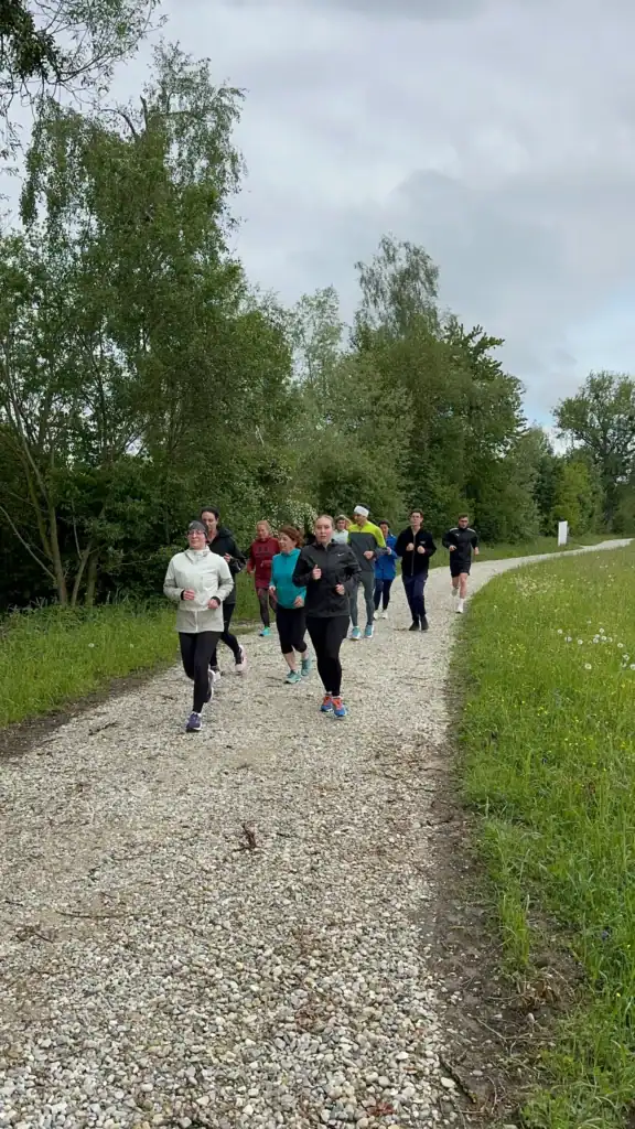 Lauftrainer Martin Ziekel mit Laufgruppe