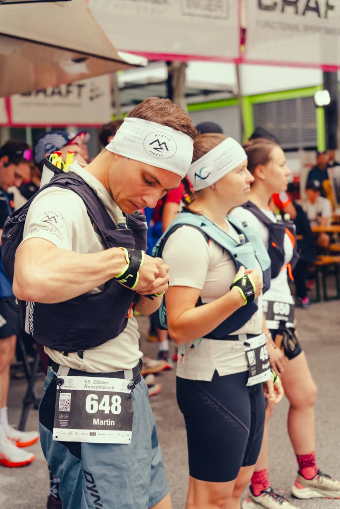 Trailrunner, Lauf- und Mentaltrainer Martin Ziekel in der Vorbereitung beim Ebbser Koasamarsch im Startbereich