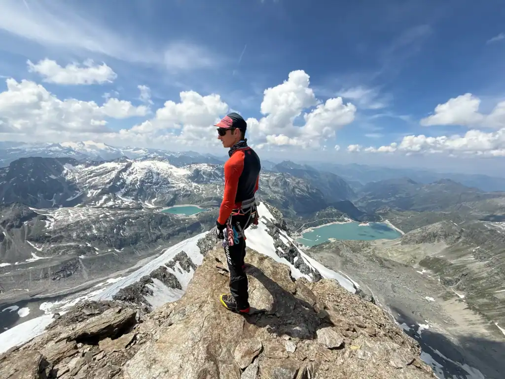 Martin Ziekel vor der Gletscherlandschaft während einer Hochtour in den Alpen