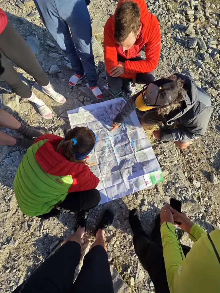 Tourenplanung vor einer Hochtour am Gletscher