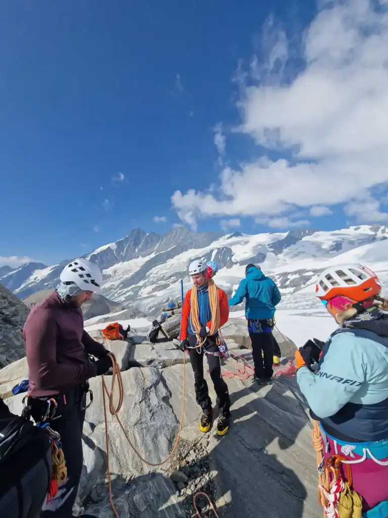 Vorbereitung einer Seilschaft vor einer Hochtour am Gletscher vorm Großglockner